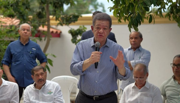 Leonel encabezó juramentación en Fuerza del Pueblo.