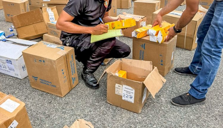 Miembros del CECCOM contabilizan la mercancía incautada.
