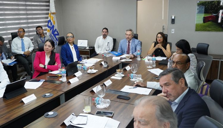 Directivos del Consejo Nacional de Zonas Francas de Exportación .