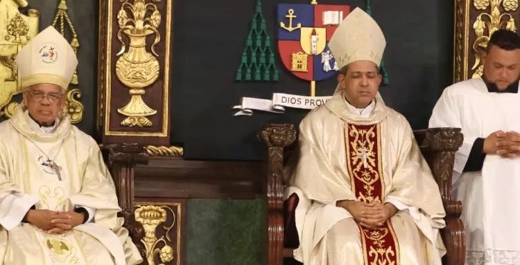 Monseñor Ozoria junto a Morel Diplán en una misa en la Catedral Primada de América.