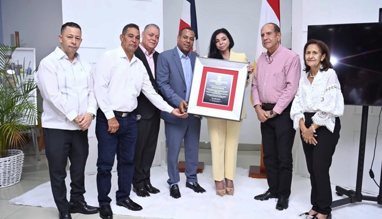Yeni Berenice Reynoso fue reconocida por el Ayuntamiento de Tamboril.