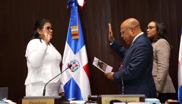 Pacheco juramenta a Minerva Klaudel Frías Ogando.
