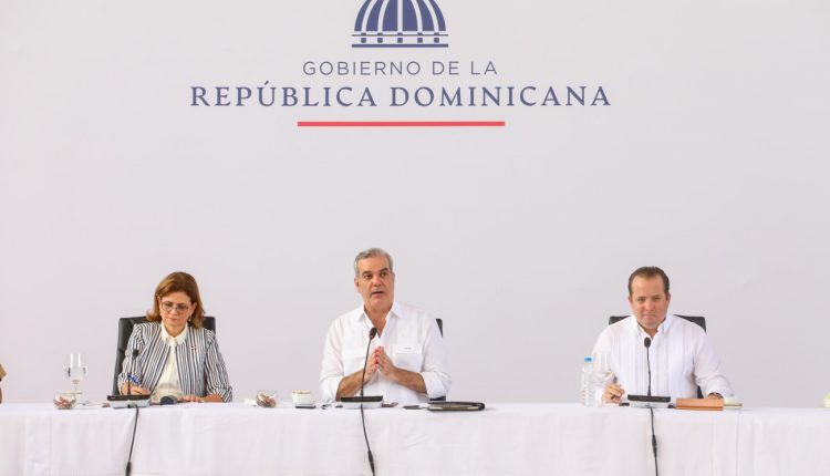 Raquel Peña, Luis Abinader y José Ignacio Paliza en reunión del Consejo de Ministros.