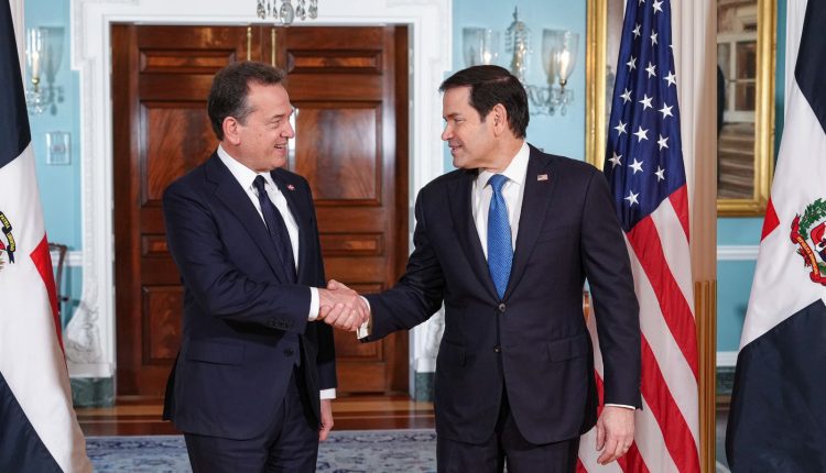 Saludo entre Víctor Ito Bisonó y Marco Rubio.