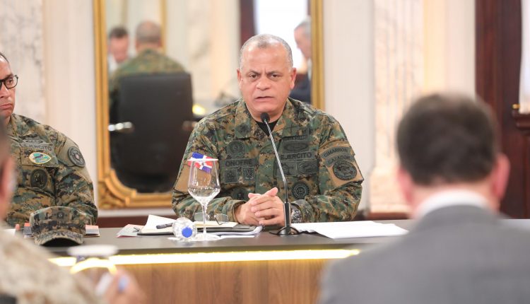 Teniente general Carlos Fernández Onofre.