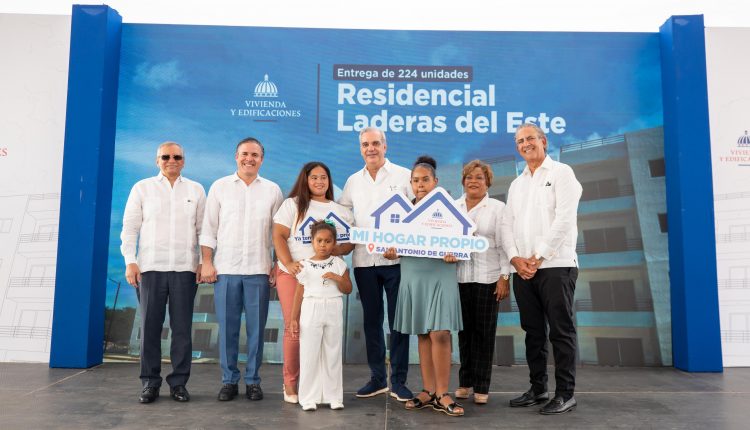 Una de las familias beneficiadas con la entrega de viviendas.
