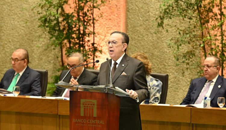 Héctor Valdez Albizu pronuncia discurso en aniversario del Banco Central.