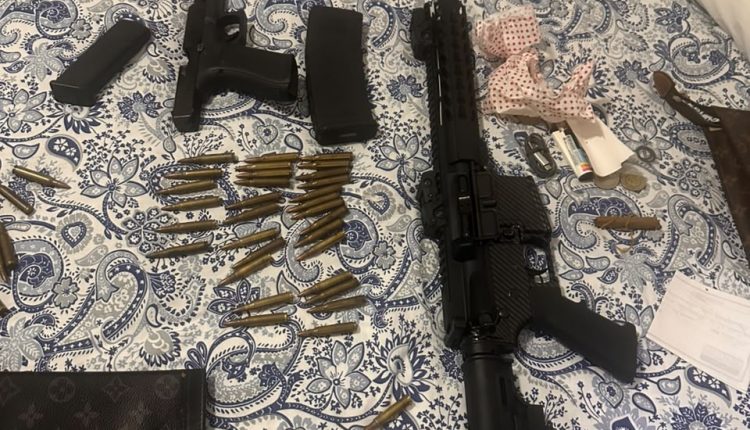 Arma ocupada en residencia de alemán.