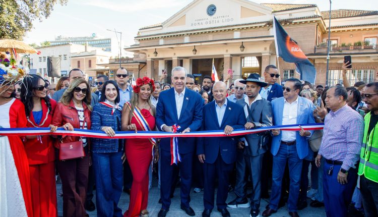 Abinader corta cinta para inaugurar Parada Dominicana en Italia.