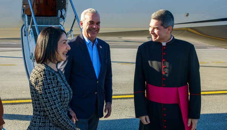 Abinader cuando es recibido en el aeropuerto de Roma.