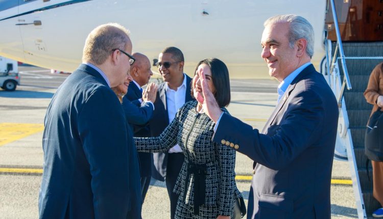 Abinader recibido en el aeropuerto de Roma.