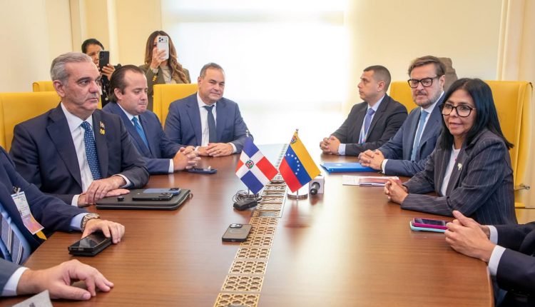 Abinader y Delcy Rodríguez reunidos con delegaciones.