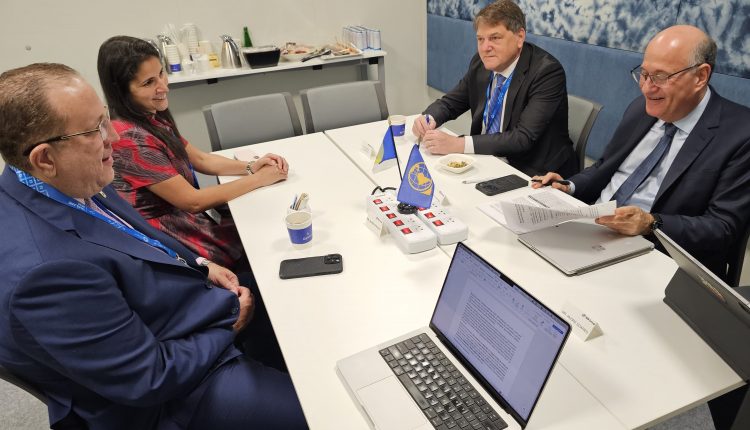 Magín Díaz reunido con directivos del BID.