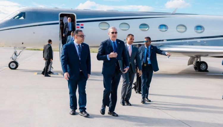 Arribo de Abinader al aeropuerto de Praga.