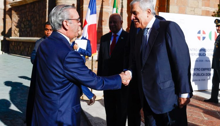Luis Abinader saluda a Antonio Tajani.