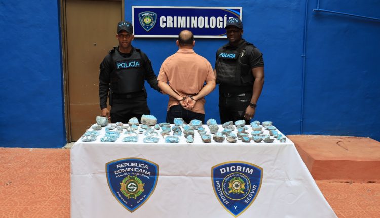 Hombre detenido en allanamiento en la Zona Colonial.