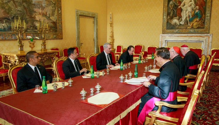 Abinader reunido con representantes de la Santa Sede.