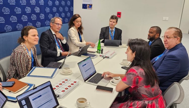 Reunión de Magín Díaz con ejecutivos del Banco Mundial.