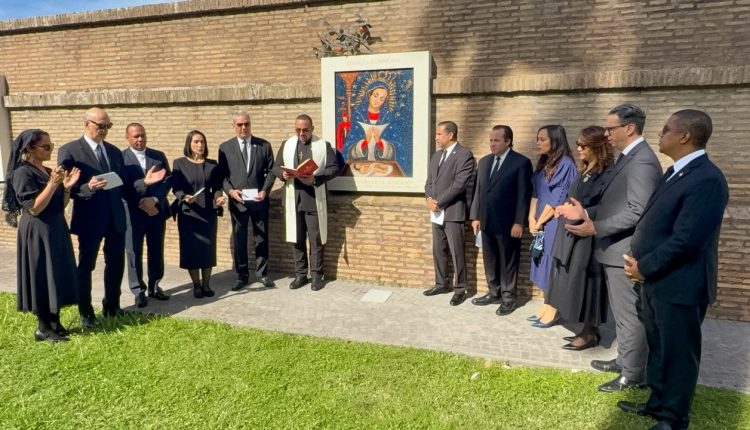 Abinader en un momento de recogimiento en los jardines del Vaticano.