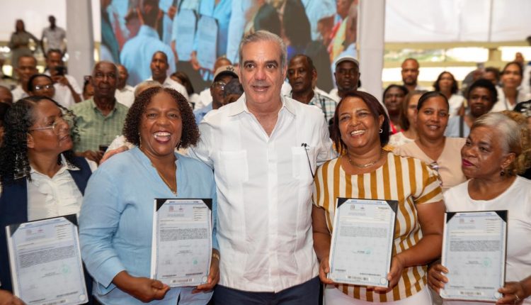 Abinader junto a beneficiarios de títulos.