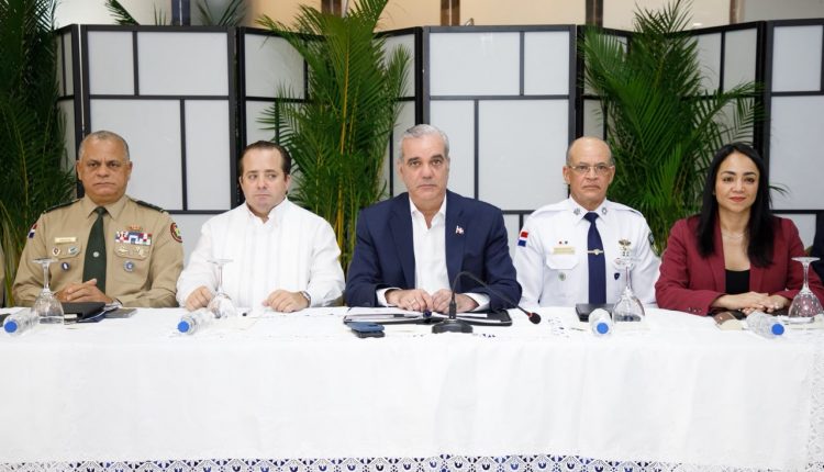 Abinader junto a funcionarios en plan de seguridad ciudadana.