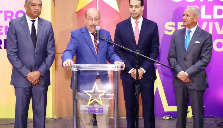 Temístocles Montás junto a miembros del PLD.