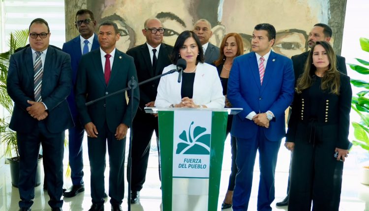 Josefina Reynoso junto a dirigentes de Fuerza del Pueblo.