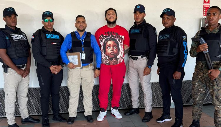 Jhovanny de Jesús Metz Cruz, alias “Macho” cuando fue entregado a la Policía.Jhovanny de Jesús Metz Cruz, alias “Macho” cuando fue entregado a la Policía.