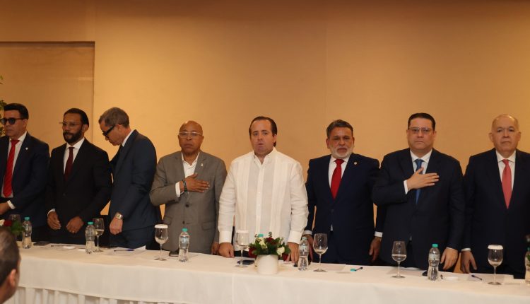 Dirigentes del comercio junto a funcionarios del Gobierno.