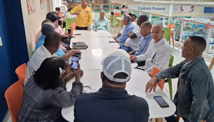 El presidente del PHD, Ramón Emilio Goris, encabeza una reunión en la región Este.
