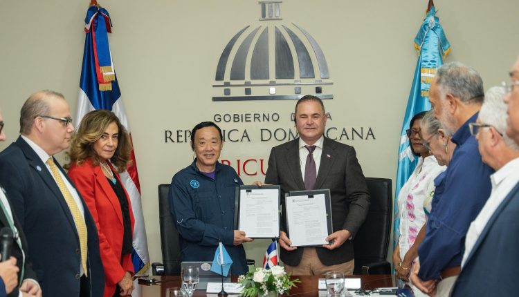 Qu Dongyu y Francisco Oliveiro Espaillat firmaron el acuerdo.