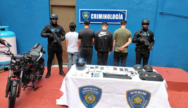 Colombianos detenidos por robos.