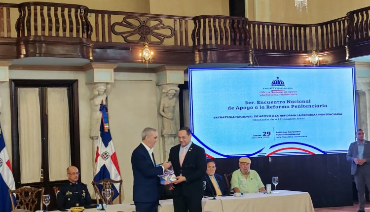 Entrega de informe sobre la situación carcelaria.
