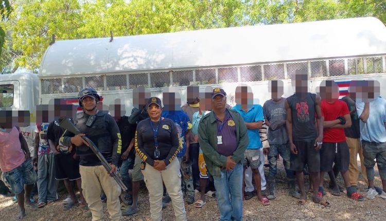 Indocumentados detenidos en operativos de Migración.
