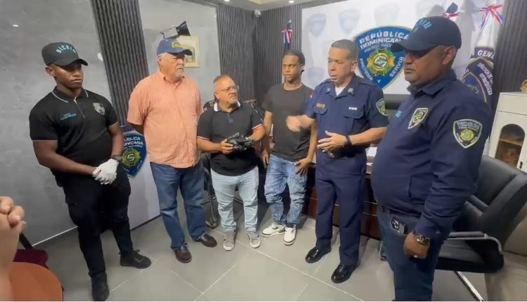 Ángel Luis Encarnación Hernández cuando es recibido en la sede de la Policía.
